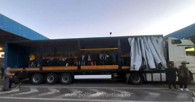 Stire din Eveniment : Zeci de migranți, ascunși în camioane, descoperiți de polițiștii de frontieră