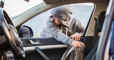 Stire din Eveniment : Poliţiştii din Constanţa, acţiune privind furturile din autoturisme