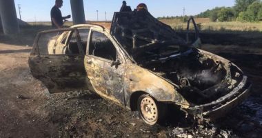 Mașină furată și INCENDIATĂ, la marginea pădurii din Rasova. Suspecții au fost reținuți