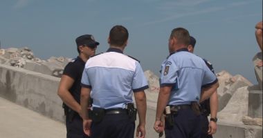 Stire din Eveniment : Carduri bancare și un telefon, furate de pe șezlong. Suspectă depistată după o lună!