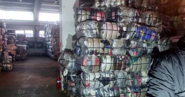 Stire din Eveniment : Percheziție într-un depozit cu 500 de tone de haine second hand, murdare și pline de mucegai