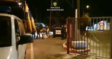 Stire din Eveniment : VIDEO. Peste 15 tone de deșeuri, care ar fi ajuns în second hand-uri, confiscate de Garda de Coastă