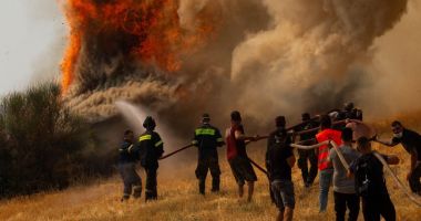 Stire din Eveniment : Prima misiune a pompierilor români plecați în Grecia a început duminică dimineață, în zona Spathari