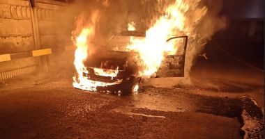 MAȘINĂ DISTRUSĂ DE FLĂCĂRI, la poarta 5 a portului Constanța