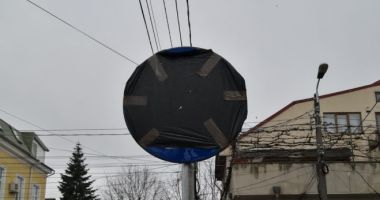 GALERIE FOTO. HAOS ÎN TRAFIC, în centrul Constanței. INDICATOARE RUTIERE acoperite cu FOLIE ȘI SCOTCH! - 5