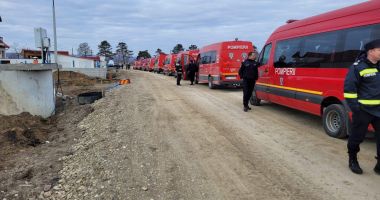GALERIE FOTO. TEROAREA RĂZBOIULUI i-a alungat din casele lor! Tabăra mobilă a ISU Constanța, trimisă la Tulcea - 5
