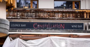 Stire din Actualitate : Scandal uriaș în jurul barului incendiat din Elveția. Patronul, acuzat de fraudă, răpire și proxenetism