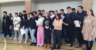 Stire din Cultură-Educație : La inițiativa unei eleve, Liceul „Axiopolis” a adus o clipă de bucurie persoanelor cu dizabilități