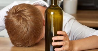 Stire din Eveniment : Local din Vama Veche, închis 30 de zile, după ce angajaţii au vândut alcool minorilor