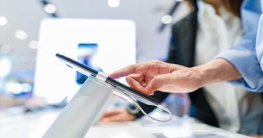 Stire din Eveniment : Lovitură la un magazin de electronice, din Constanţa. Hoţii au fugit cu 3 telefoane