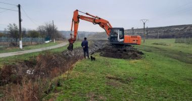 Stire din Social : Lucrări de decolmatare în Valea Albești, pentru a preveni inundaţiile