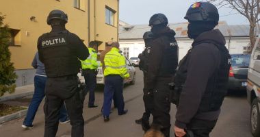 Stire din Eveniment : Bărbați căutați pentru încălcarea legii, depistați de Poliție