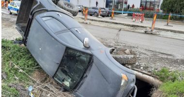 Stire din Eveniment : FOTO. Mașină căzută într-o GROAPĂ, pe varianta Constanței