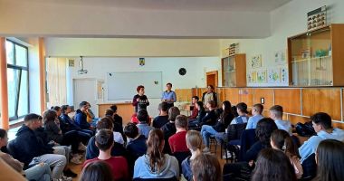 Stire din Eveniment : Polițiștii, prezenți cu sfaturi la Liceul Teoretic Negru Vodă