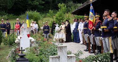 Stire din Eveniment : Bustul generalului Paul Teodorescu, fost ministru al Aerului și Marinei, dezvelit la Mănăstirea Dintr-un Lemn