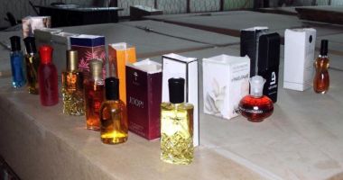 Stire din Eveniment : Bișnițari anchetați: vindeau parfumuri contrafăcute în parcare