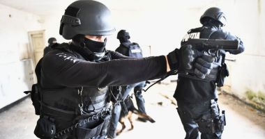 PERCHEZIȚII LA CERNAVODĂ. Trei bărbați au fost reținuți pentru trafic de droguri