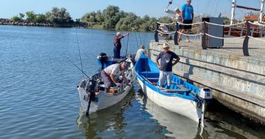 Stire din Social : Pește proaspăt vândut direct din barcă, în Portul Turistic Mangalia