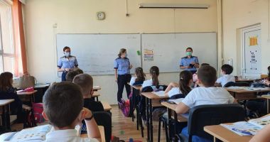 Stire din Eveniment : Sfaturi de la polițiști pentru elevii de la Colegiul Național „Mihai Eminescu”