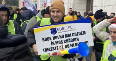 Stire din Eveniment : GALERIE FOTO. PROTEST al polițiștilor și angajaților din penitenciare. "Nu mai credem în Moș Crăciun!"