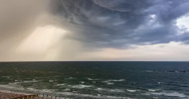 Stire din Social : Constanța intră sub cod galben de furtuni. ANM anunță ploi torențiale, vijelii și grindină