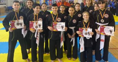 Stire din Eveniment : Micuții sportivi de la Clubul Sportiv „Aurora” 23 August au cucerit podiumul la Campionatul Național de Qwan Ki Do pentru copii