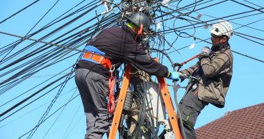 Stire din Social : Reţelele aeriene de cabluri desfiinţate de pe stâlpii din Faleză Nord