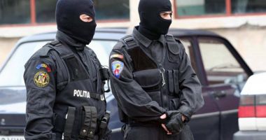 Stire din Eveniment : VIDEO. 43 de percheziţii, în această dimineaţă, într-un dosar privind traficul internațional de autovehicule de lux