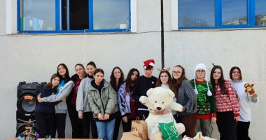 Stire din Cultură-Educație : Târg de Crăciun la Școala 16, pentru o familie din Pecineaga