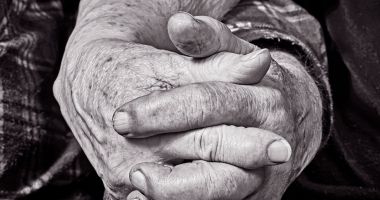 Stire din Social : Seniorii oraşului Constanţa, precum şi cuplurile longevive, premiate cu bani de autorităţi