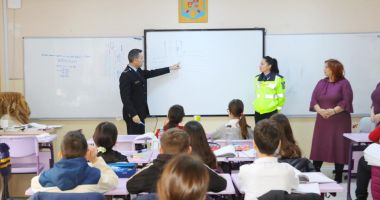 Stire din Social : Poliţiştii constănţeni le-au explicat elevilor regulile de circulaţie