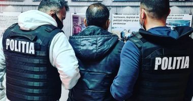 Stire din Eveniment : TÂLHĂRIE într-un parc din Medgidia: vârstnic lovit cu pumnul în față și lăsat fără 700 de lei