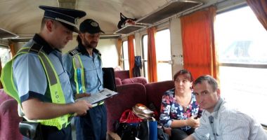 Stire din Eveniment : Razii în trenuri. Polițiștii au aplicat sute de amenzi!