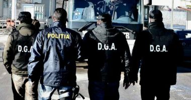 Stire din Eveniment : Medic, ambulanțier și un intermediar, reținuți pentru vaccinare anti-Covid fictivă