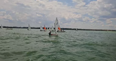 UPDATE Trofeul Tomis la Yachting a început la Mamaia. Aproximativ 50 de sportivi din trei țări concurează pe lacul Siutghiol