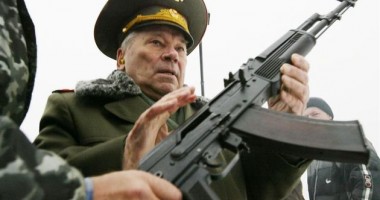 Stire din Cultură-Educație : Mihail Kalașnikov, inventatorul armei automate AK-47, a murit