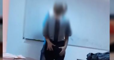 Stire din Eveniment : PROFESOR FILMAT ÎN TIMP CE SĂRUTĂ ȘI PIPĂIE O ELEVĂ, ÎN FAȚA CLASEI! Acesta și-a recunoscut fapta și a demisionat