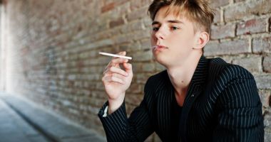 Stire din Eveniment : A tras un fum în fața profesorului și l-a lovit. Incident șocant într-un liceu, la început de an şcolar