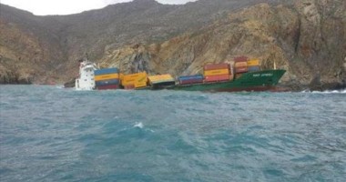 Stire din Actualitate : Risc de poluare după ce o navă turcă a eșuat în largul insulei Mykonos