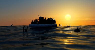ALERTĂ PE APĂ! Cel puţin 15 morţi în scufundarea unei ambarcaţiuni de migranţi