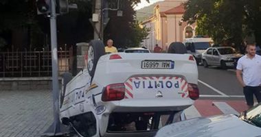 GALERIE FOTO / Accident spectaculos. Mașină de poliție răsturnată chiar în fața sediului - 2