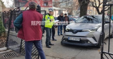 Stire din Eveniment : O mașină a intrat într-un grup de persoane, CHIAR ÎN FAȚA ȘCOLII! Planul roșu de intervenție, activat