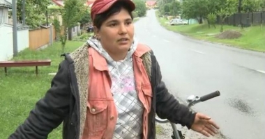 Stire din Eveniment : BICICLISTĂ AMENDATĂ CU 1740 lei / Polițistul Godină, reacție dură: "Dacă și-ar fi ținut pentru ea blestemele de Dumnezei..."