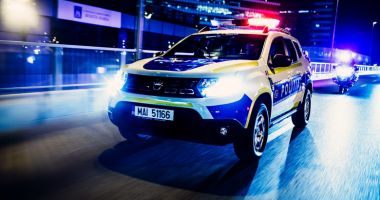 Stire din Eveniment : Poliţiştii caută o persoană care a furat 10.000 de lei şi 200 de euro din seiful unei săli de jocuri, după ce a ameninţat-o pe vânzătoare