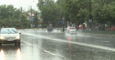 Stire din Social : Vremea rea face ravagii în ţară! 21 de autoturisme avariate, după ce acoperişurile a trei blocuri au fost doborâte de vijelie
