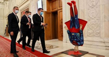 Stire din Politică-Administrație : Gest neaşteptat al reprezentanţilor PSD. Au adus în Parlament un Superman cu capul în jos