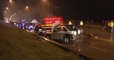 Un mort și patru răniți, după ce mașinile lor s-au izbit violent pe șosea - 2