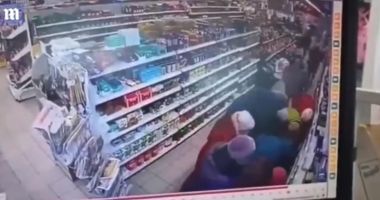 Stire din Actualitate : Imagini incredibile într-un magazin din Rusia: Zeci de oameni se îmbulzesc pentru a prinde o pungă cu zahăr