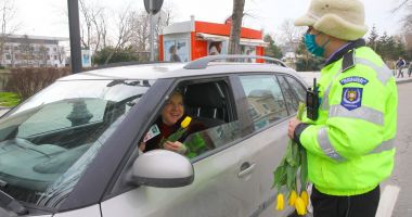Stire din Social : Zâmbete și flori împărțite de polițiștii locali constănţeni, de 8 martie