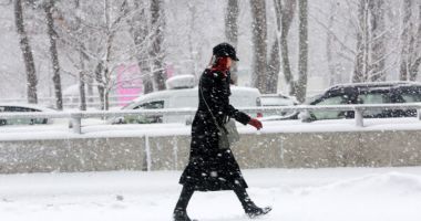 Stire din Social : Cod portocaliu de ninsori abundente și viscol, în 13 județe, până duminică seara